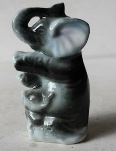 Elefant Figur sitzend Rüssel hoch Fig Keramik Porzellan handbemalt Japan - - Bild 1 von 1