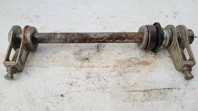 Задняя ось 1982 Yamaha YZ125 с регуляторами цепи б/у от оригинального производителя - Изображение 1 из 2