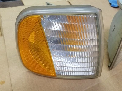 Luz intermitente delantera lado derecho paso Ford Expedition 1997-2002 OEM USADA Foto 1 de 2