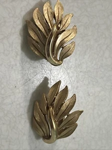 Vintage Trifari Ohrclips goldfarben Blatt signiert - Bild 1 von 3