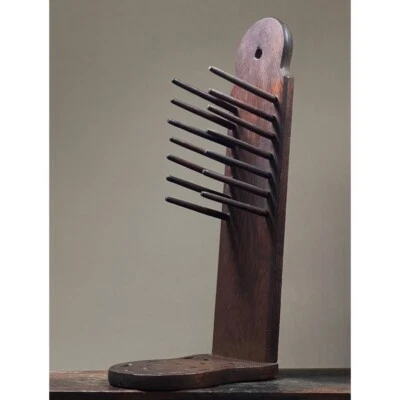 Antiguo estante de telar de castaño escultural primitivo Foto 1 de 4