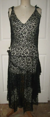 Broderie Dentelle ancienne dessus robe pour récup - Photo 1/4