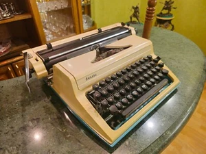 Máquina de escribir vintage Lyubava 1991 cirílica rusa licencia mecánica robot alemán - Imagen 1 de 10