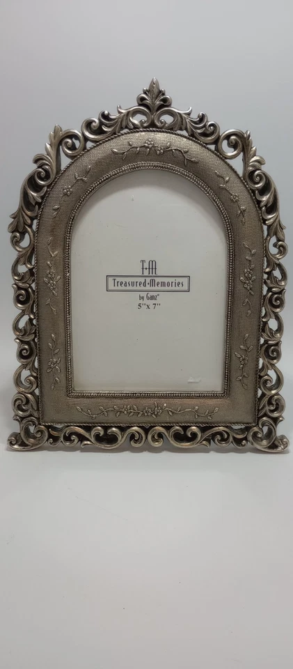 Marco de fotos Treasured Moments catedral 5 X 7 compuesto de madera plateada Foto 1 de 3