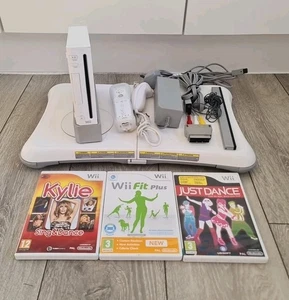 Paquete de consola Nintendo Wii con tablero Wii Fit, controlador + nunchuck y 3 juegos - Imagen 1 de 19