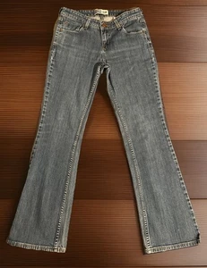 Levi’s Signature Women’s Low Rise Bootcut Jeans Sz 6 Long Light Wash Denim - Picture 1 of 10