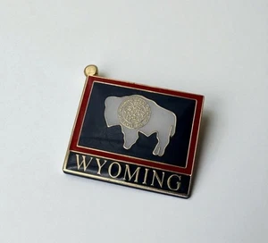 Wyoming State Flag Lapel Pin Gold Tone Enamel American Bison Travel Souvenir - Picture 1 of 6