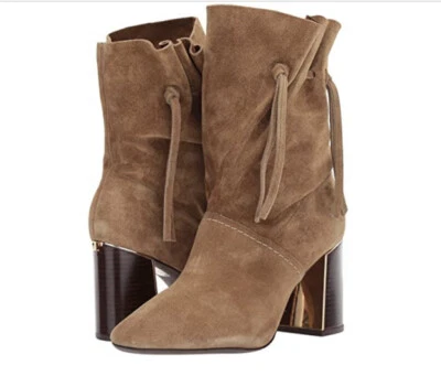 Bota Tory Burch Nova Na Caixa Gigi 85MM Salto Marrom Logotipo Camurça Natural MUITOS TAMANHOS Esgotado - Imagem 1 de 4