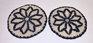 2 Stück runde gehäkelte schwarz-weiße Topflappen mit Blume - Bild 1 von 7