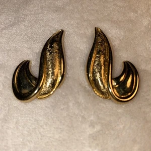 Vintage Avon Gold Tone Leaf Shaped Pierced Earrings 1 1/2” - Picture 1 of 6
