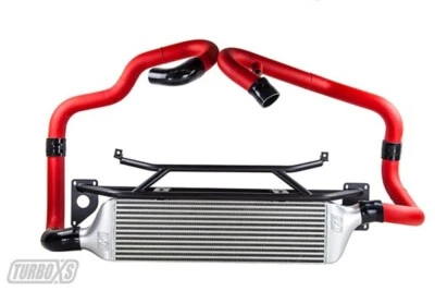 Turbo XS FMIC - Tubos rojos arrugados para Subaru STi 2015-2017 Foto 1 de 4