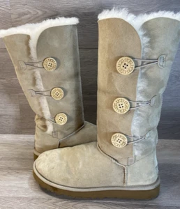 UGG Australia Bailey Button Triplet Stiefel S/N 1873 Größe 10 gebraucht, in einwandfreiem Zustand hellbraun/Schaffell - Bild 1 von 16