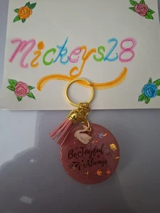Handgefertigter UV Harz Schlüsselanhänger rund 2" rosa. Be Joyful Alwsys mit Schwan Charm, Quaste - Bild 1 von 4
