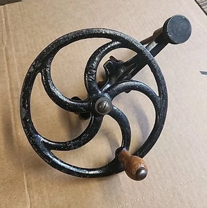 VINTAGE ghisa MONTAGGIO DA TAVOLO BOBINA AVVOLGITORE filato MACCHINA PER MAGLIERIA CSM Knitter - Foto 1 di 16
