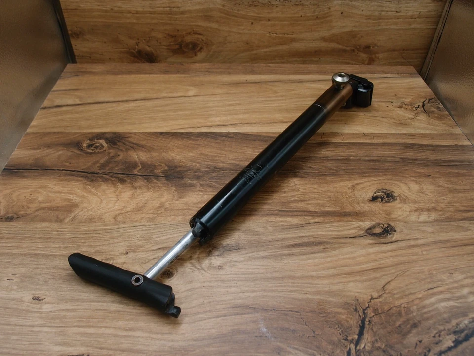 Poste de assento liso de liga de alumínio da década de 1990 com bomba ODYSSEY MTB 27,2 mm - Imagem 1 de 4