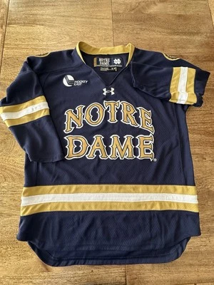 Camiseta deportiva de hockey juvenil Under Armour auténtica irlandesa de lucha de Notre Dame talla YXL Foto 1 de 4