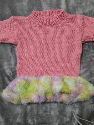 Camiseta robusta 18mons - 2rs para meninas. Babado fofo.  Tricotado à mão. Exclusivo one off - Imagem 1 de 4