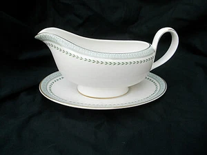 Royal Doulton BERKSHIRE Gravy Boat and Stand - Picture 1 of 5