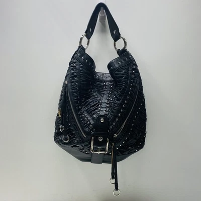 Женская черная кожаная сумка-хобо Isabella Fiore с заклепками на молнии сверху с ручкой - Изображение 1 из 4