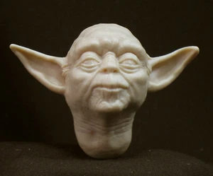 SCULTURA TESTA YODA STAR WARS PERSONALIZZATA IN RESINA NON DIPINTA. Action figure scala 1/6.  - Foto 1 di 2