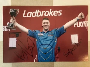 "Fotografía de dardos 8x12"" firmada por Daryl Gurney con prueba firmada en negro" - Imagen 1 de 2