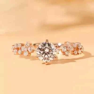 Anillo de compromiso para mujer enchapado en oro rosa de 14 quilates con diamantes creados en laboratorio de corte redondo de 2 quilates Foto 1 de 4