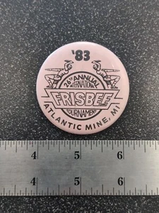 Prendedor Torneo Frisbee Anual Atlantic Mine Michigan 1983 Botón Pinback De Colección - Imagen 1 de 2