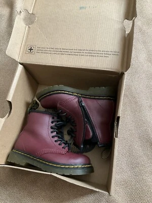 Botas Brooklee B Dr Martens bebé niño talla 8 en rojo cereza niño pequeño Foto 1 de 4