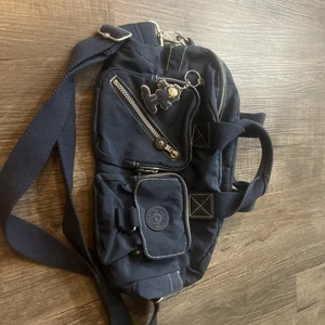 Lindo Monedero/Bolso de Hombro/Bolso de Mano Azul de Viaje Bolsillos con Cremallera Usado en Excelente Condición - Imagen 1 de 9