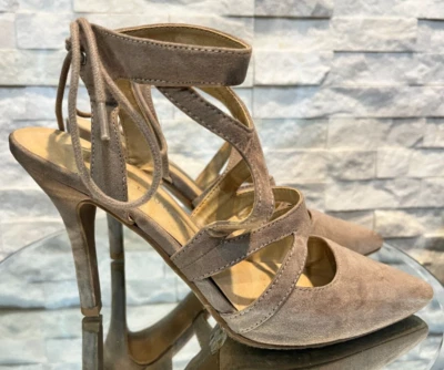 Usado en Excelente Condición Para Mujer CHINESE LAUNDRY Sarena Tirantes Bomba Espalda Encaje Tostado Gamuza 4" Tacón 9 Foto 1 de 4