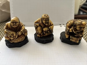 Japanische Netsuke Polychrome Resin Figur Mann (3 Figuren) - Bild 1 von 23