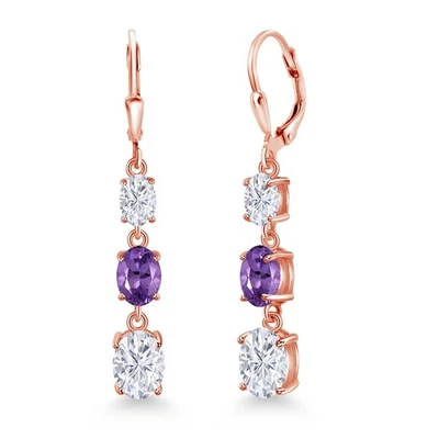 Pendientes colgantes para mujer de 3 piedras de moissanita blanca enchapados en oro rosa de 18 quilates Foto 1 de 4