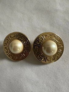 Pendientes con clip vintage firmados Givenchy tono dorado logotipo frontal - Imagen 1 de 7
