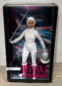 2018 Ibtihaj Muhammad Barbie doll NRFB FJH67 fencing - Imagen 1 de 7