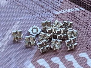 10x Metall-Knöpfe - 10mm - Quadrat Silber - Blusenknöpfe, Puppenknöpfe - Picture 1 of 3