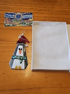 Hecho a mano vidrio fundido adorno de Navidad perro blanco sombrero azul - Imagen 1 de 3