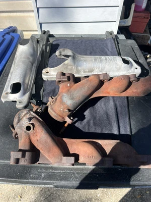 Chrysler 300 2007 5,7 Hemi Mopar colector de escape izquierdo y derecho con protectores térmicos Foto 1 de 4