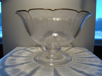 Cuenco para servir transparente con patas de la colección Martha Stewart con borde dorado de 10", vidrio Foto 1 de 4