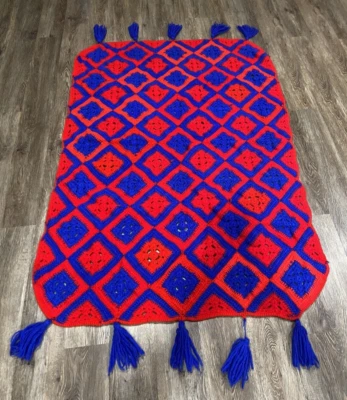 Manta afgana vintage hecha a mano de ganchillo roja y azul 42" x 61" Foto 1 de 4