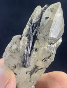 Cuarzo de 257 quilates con turmalina Schorl. - Imagen 1 de 10