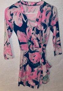 Lilly Pulitzer Karlie Floral Wickel Strampler Skort Gr. XXS rosa & grün geblümt - Bild 1 von 6