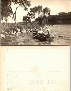 USA unbekannter Ort zwei Damen rudern ein Boot Flussbrücke RPPC antike Postkarte - Bild 1 von 2