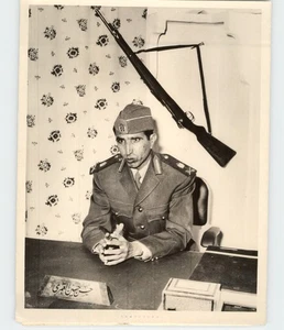 GEWEHR drapiert hinter JEMEN Vizepräsident HASSAN AL-AMRI 1964 Pressefoto - Bild 1 von 2