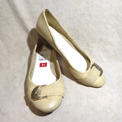 🩰 Bombas de ballet Anne Klein iFlex 8,5 M pergamino beige cuero sintético; detalle de correa Foto 1 de 4
