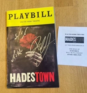 Playbill Hadestown firmato da Reeve Carney e membri del cast maggio 2019 Timothy Hughes - Foto 1 di 6