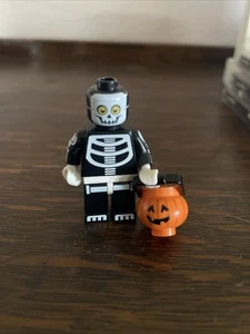 Lego Minifigur Serie 14 Skelett Kerl Trick or Treat Süßigkeiten Tasche - Bild 1 von 2