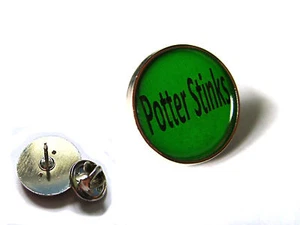 POTTER STINKS JK HARRY POTTER LAPEL PIN OR BADGE GIFT - Foto 1 di 3