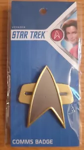 Star Trek Voyager Comms Pin Badge brand new - Foto 1 di 1