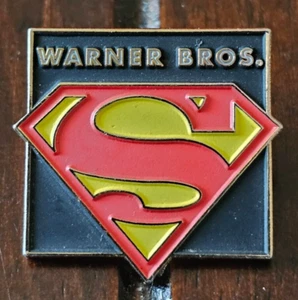 Vintage 1999 Warner Bros. SUPERMAN Shield Logo Lapel Pin DC Comics Movie Film - Picture 1 of 5