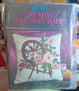 Vintage Crewel Stickset Spinnrad Rosen Kissen Avon Creative Needlecraft  - Bild 1 von 3